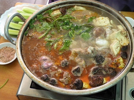 Những món ăn Việt được du khách nước ngoài yêu thích nhất - 29 Lẩu thể hiện tinh thần cộng đồng của người Việt khi tất cả cùng ăn chung một nồi.