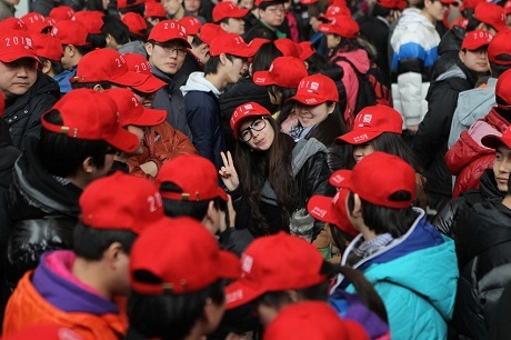 Một người đàn ông bán bóng bay hình trái tim ở thành phố Islamabad (Pakistan).