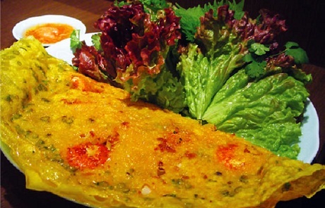 Những món ăn Việt được du khách nước ngoài yêu thích nhất - 3 Bánh xèo với thịt, tôm, giá đỗ và một chút rau thơm đúng chất Việt Nam.
