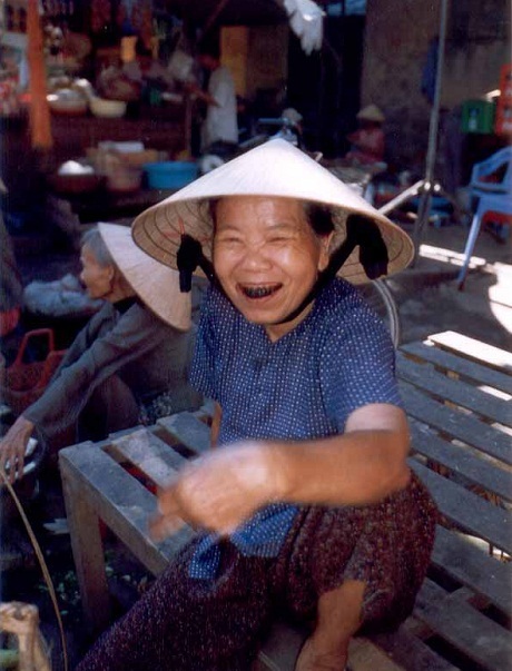 Cụ bà nhuộm răng đen