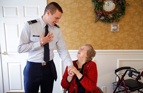 Một người đàn ông bán bóng bay hình trái tim ở thành phố Islamabad (Pakistan).