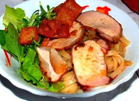 Những món ăn Việt được du khách nước ngoài yêu thích nhất - 4 Bánh xèo với thịt, tôm, giá đỗ và một chút rau thơm đúng chất Việt Nam.