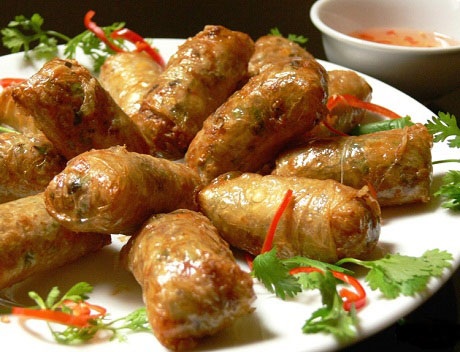 Những món ăn Việt được du khách nước ngoài yêu thích nhất - 6 Nem rán với lớp vỏ giòn tan, nhân gồm nhiều loại nguyên liệu, dùng với nước chấm vô cùng quyến rũ.