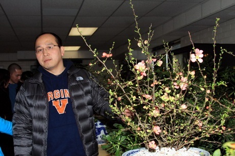 Sắc hoa màu hồng, nhưng lá rất nhỏ và khá tròn chứ không dài