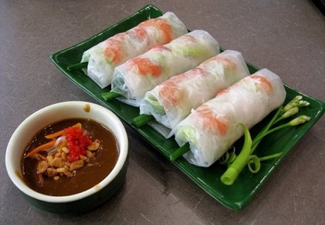 Những món ăn Việt được du khách nước ngoài yêu thích nhất - 7 Nem rán với lớp vỏ giòn tan, nhân gồm nhiều loại nguyên liệu, dùng với nước chấm vô cùng quyến rũ.