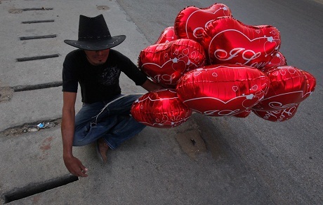 Một thanh niên bán bóng bay nhân ngày Valentine ở Karachi (Pakistan).
