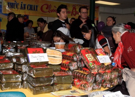 Sắc hoa màu hồng, nhưng lá rất nhỏ và khá tròn chứ không dài