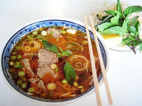 Những món ăn Việt được du khách nước ngoài yêu thích nhất - 8 Nem rán với lớp vỏ giòn tan, nhân gồm nhiều loại nguyên liệu, dùng với nước chấm vô cùng quyến rũ.