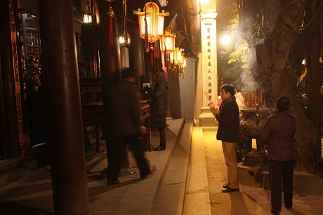 "Ngỡ ngàng" chuyện kể giao thừa của một thanh niên Mỹ (kỳ II) - 8 Lửa cháy đượm, mọi người bảo đó là điềm may