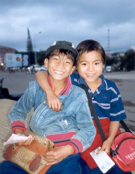 Những em bé bán vé số