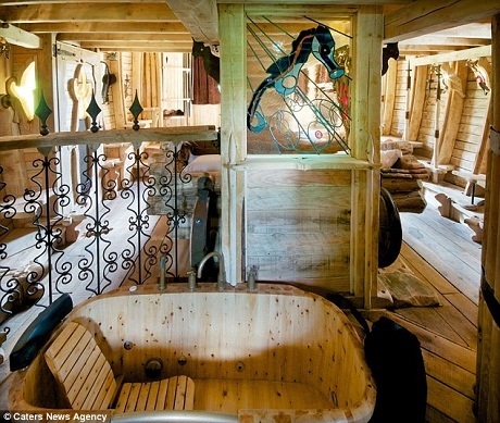 Kỳ quái khách sạn lấy cảm hứng từ "chú ngựa thành Tơ-roa" - 3 Một bể tắm jacuzzi bằng gỗ với phong cách thiết kế của Hy Lạp.