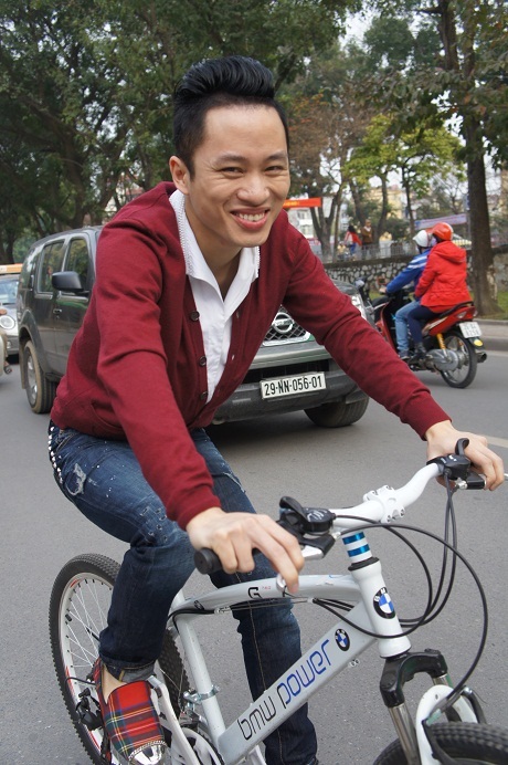 Các bạn hãy cùng đạp xe với Tùng Dương nhé!