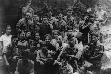 Đội văn nghệ và các chiến sĩ bộ đôi trên mặt trận B5 trên đỉnh Trường Sơn năm 1968