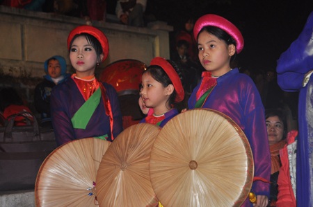 Các liền chị nhỏ tuổi hội ý trước khi trình diễn