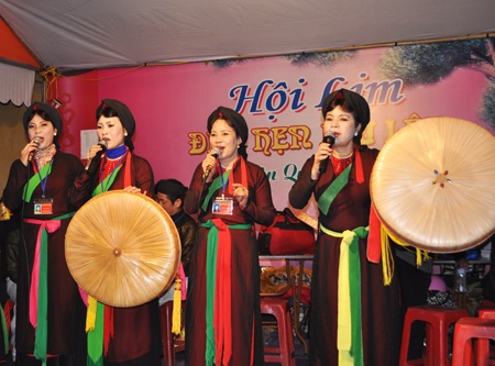 Các tiết mục trong đêm hội diễn ra trong sự cổ vũ nhiệt tình của khán giả