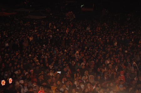 Dù trời mưa, các du khách vẫn ở lại nghe hát