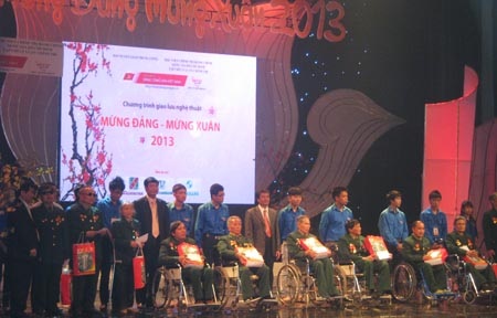 Đảng cho ta mùa xuân với nhiều hoạt động thiện nguyện - 2 Trao quà cho các đồng chí lão thành Cách mạng có hoàn cảnh khó khăn của Hà Nam