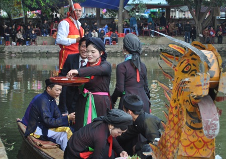 “Lách luật” quan họ hội Lim vẫn thản nhiên xin tiền - 5 Thản nhiên lấy tiền cho vào “hầu bao”