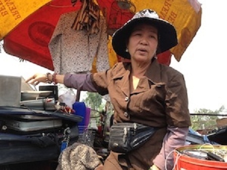 Bà Tú của thời @ và "siêu thị đồng nát" Trung Văn - 1 Bà Mỹ, chủ siêu thị đồ cũ độc nhất vô nhị. (Ảnh: Kiều Trang/Vietnam+)