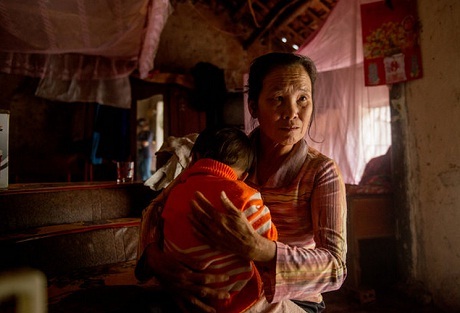 Bà Nguyễn Thị Nhàn và cậu cháu trai 2 tuổi.