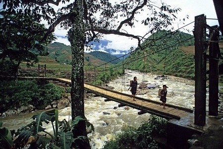 Cầu Mây trên sông Mường Hoa