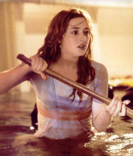 Ảnh hậu trường thú vị của phim “Titanic” - 12 Cảnh diễn lúc con tàu đã bị ngập nước.