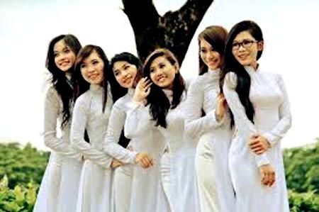 Chọn lễ phục cho Việt Nam bao giờ mới xong? - 1 Chọn lễ phục cho Việt Nam bao giờ mới xong?