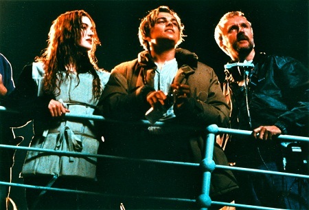 Ảnh hậu trường thú vị của phim “Titanic” - 13 Đạo diễn và hai diễn viên chính cùng đứng trên boong tàu bàn bạc cho cảnh diễn tiếp theo.