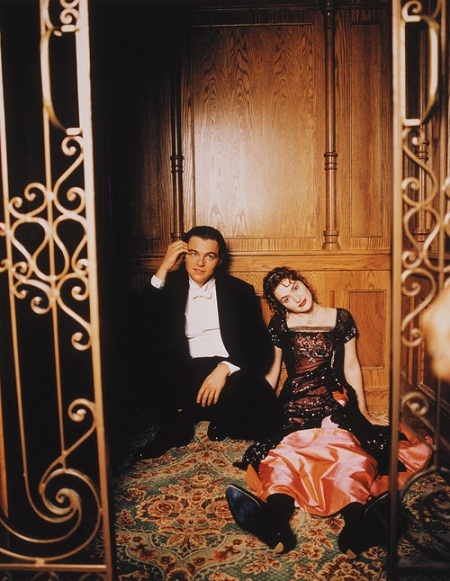 Ảnh hậu trường thú vị của phim “Titanic” - 14 Giây phút ngộ nghĩnh của hai diễn viên chính sau một ngày quay phim mệt nhoài.