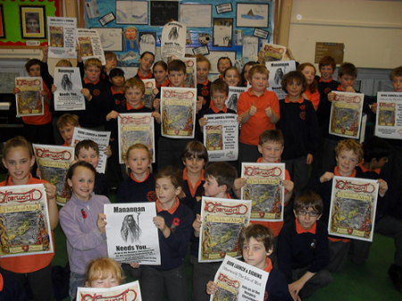 Các em nhỏ rất thích cuốn tiểu thuyết.