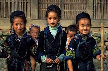 Những bé gái H’Mông Đen ở bản Tả Van, Sapa