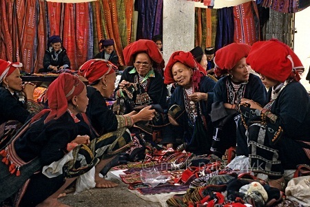 Phụ nữ dao Đỏ ở chợ phiên Sapa