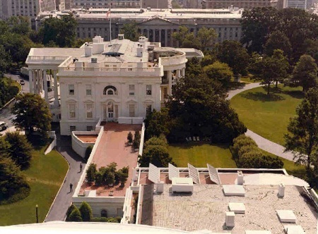 Và Nhà Trắng vẫn đứng đó như một nhân vật lịch sử đặc biệt của nước Mỹ