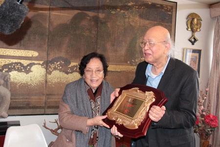 Trao giải thưởng văn hóa Phan Châu Trinh tại Pháp - 1 Nguyên Phó Chủ tịch nước Nguyễn Thị Bình trao giải Nghiên cứu cho GS Lê Thành Khôi.