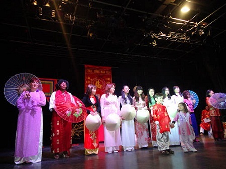 Bạn bè Pháp sâu nặng nghĩa tình với Việt Nam - 1 Các nghệ sĩ không chuyên tham gia tiết mục múa nón.