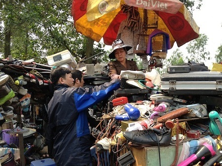 Siêu thị của bà Mỹ không thiếu thứ gì. (Ảnh: Kiều Trang/Vietnam+)