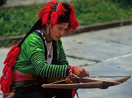 Cô gái người H’Mông Trắng tập bắn nỏ ở Tuần Giáo, Điện Biên