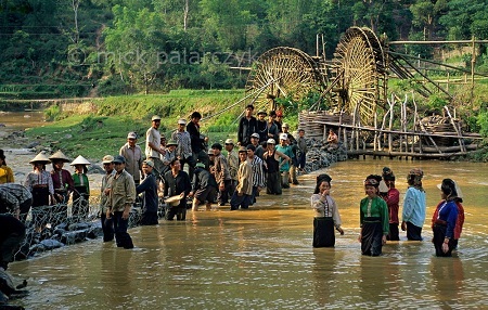 Người Thái Đen đắp đập dẫn nước cho những cọn nước mới ở sông Nậm La
