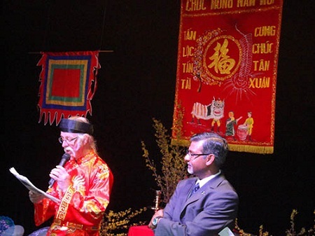 Bạn bè Pháp sâu nặng nghĩa tình với Việt Nam - 2 Ông Jean-Marie Pognon (bên phải) cùng tham gia dẫn chương trình Tết.