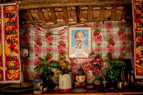 Bà Nhàn bế cháu đứng ngắm khu vườn nhỏ trước nhà