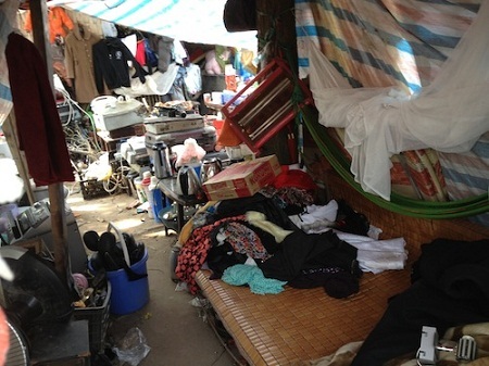 Góc sinh hoạt kiêm chỗ bày hàng của bà Mỹ. (Ảnh: Kiều Trang/Vietnam+)