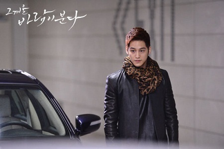 Phim Hàn Quốc bị “tuýt còi” vì mải mê quảng cáo điện thoại - 2 Nam diễn viên Kim Bum cũng tham gia diễn xuất trong phim That Winter, The Wind Blows
