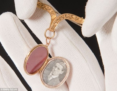 Một món đồ trang sức nhỏ của bà Maria Robinson có lồng tấm hình của hôn phu.