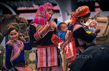 Phụ nữ H’Mông Hoa ở Bắc Hà