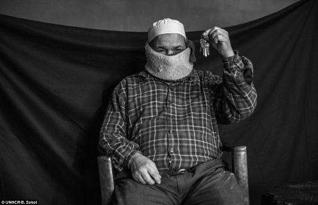 Anh Omar, 37 tuổi và chiếc đàn luýt cần dài ở trại tị nạn Domiz, Iraq.