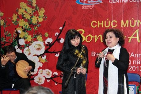 Giới thiệu nghệ thuật cải lương Việt Nam tại Pháp - 1 Nghệ sĩ Nhân dân Ngọc Giàu và nghệ sĩ Hương Thanh tại buổi giao lưu
