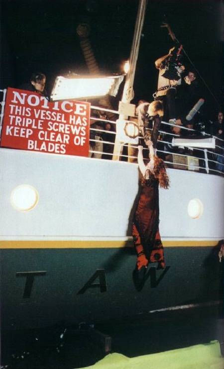 Ảnh hậu trường thú vị của phim “Titanic” - 6 Kate tập ngụp lặn trong một bể bơi nhỏ và Leonardo ở bên trò chuyện với cô.