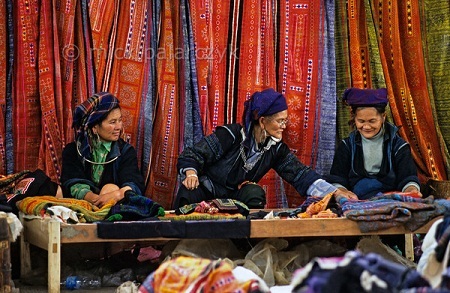 Một sạp hàng của người H’Mông Đen tại chợ phiên