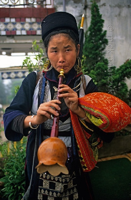 Người phụ nữ H’Mông Đen thổi sáo