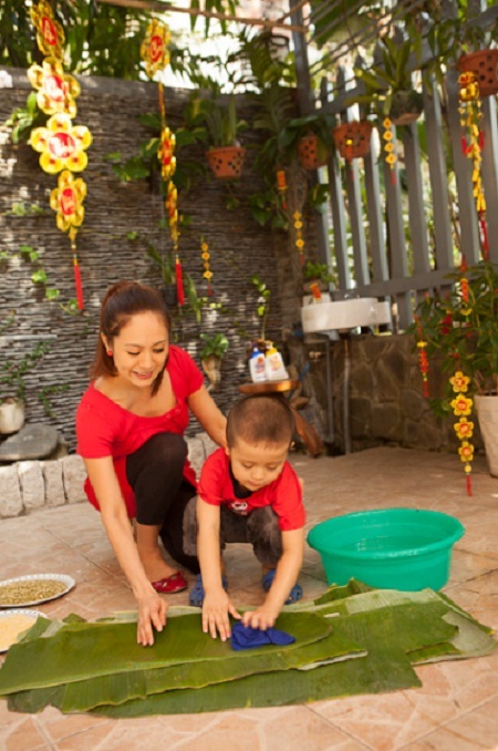 Thanh Thúy và con những ngày đầu năm - 3 Bé Cà Phê phụ mẹ trong khâu chuẩn bị gói bánh.